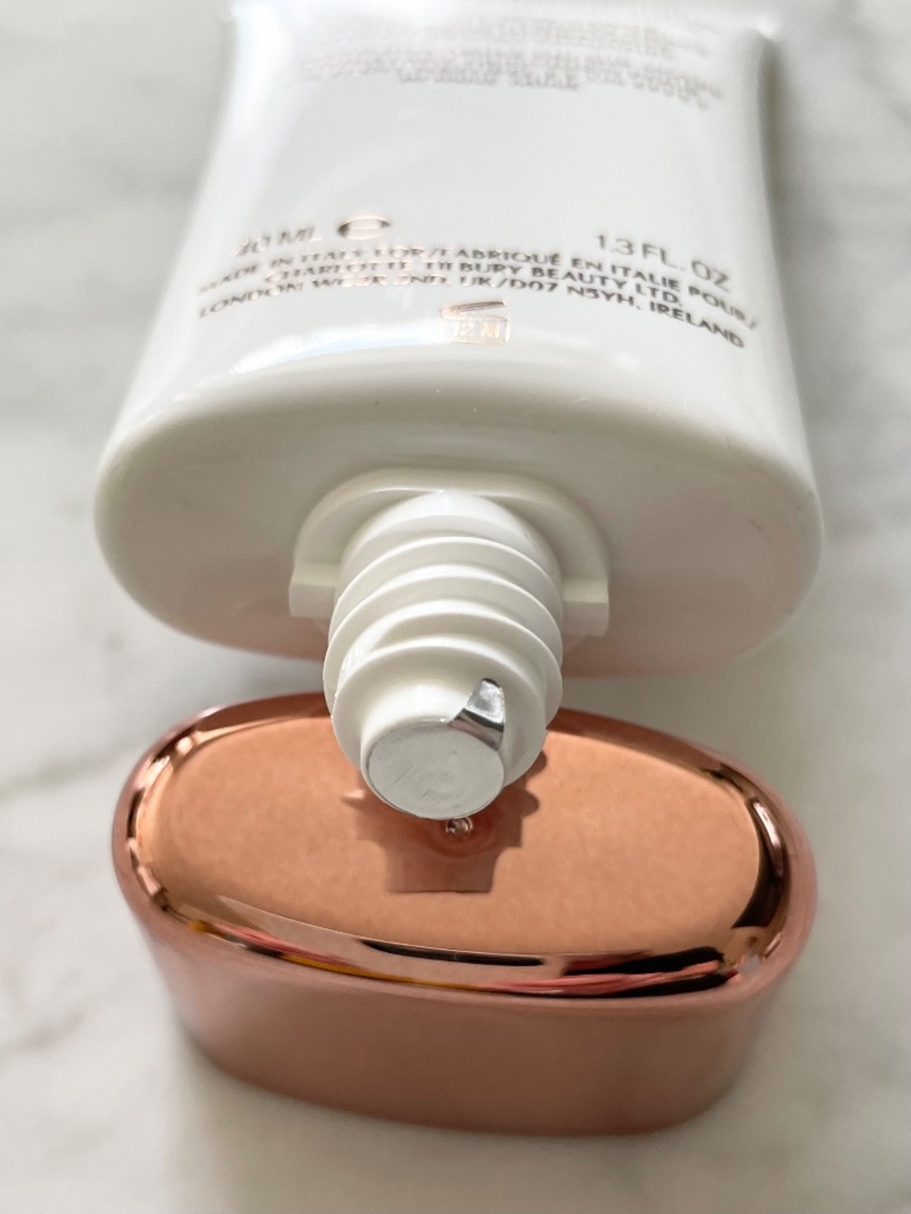 CHARLOTTE TILBURY Unisex Healthy Glow All-Year Hydrating Summer Tint Moisturiser - Picture 4 of 10
